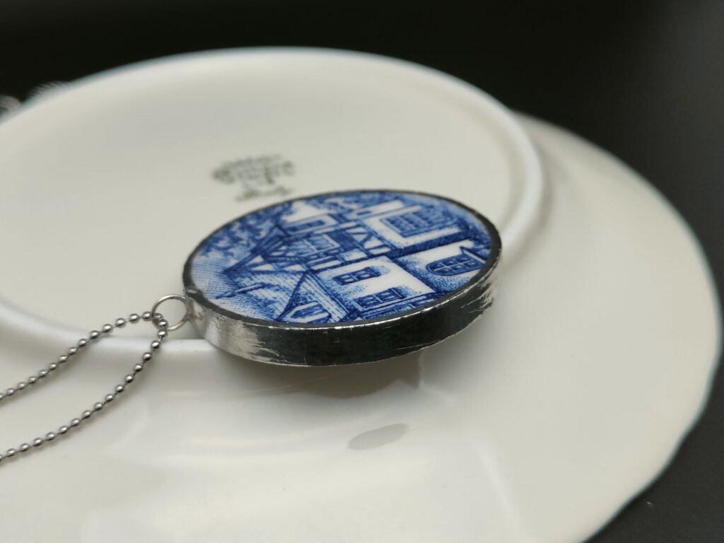 Collana creata da un frammento di piatto in ceramica, con montatura realizzata a mano con tecnica Tiffany in stagno e argento.